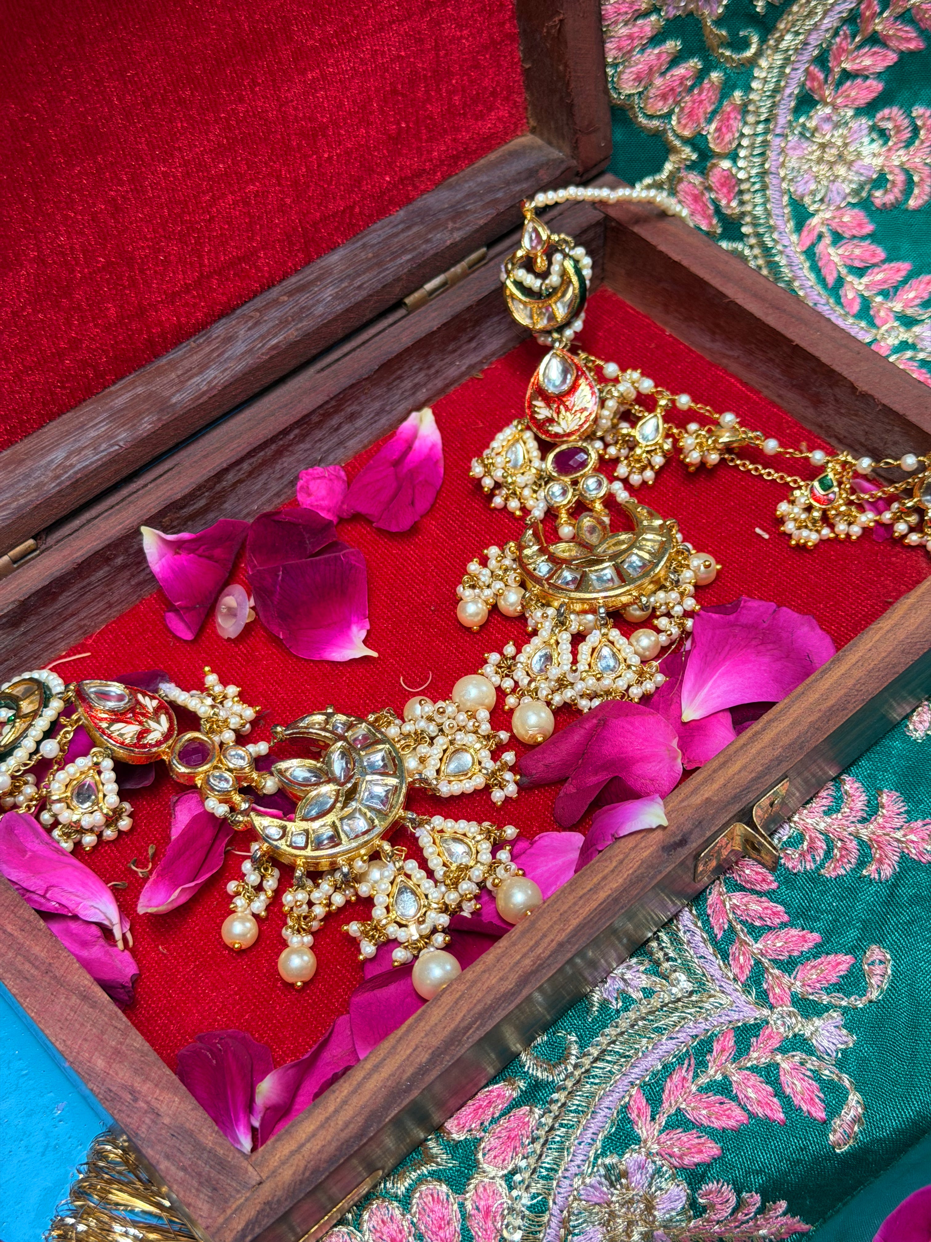 Shahi Adaa Kaanchain