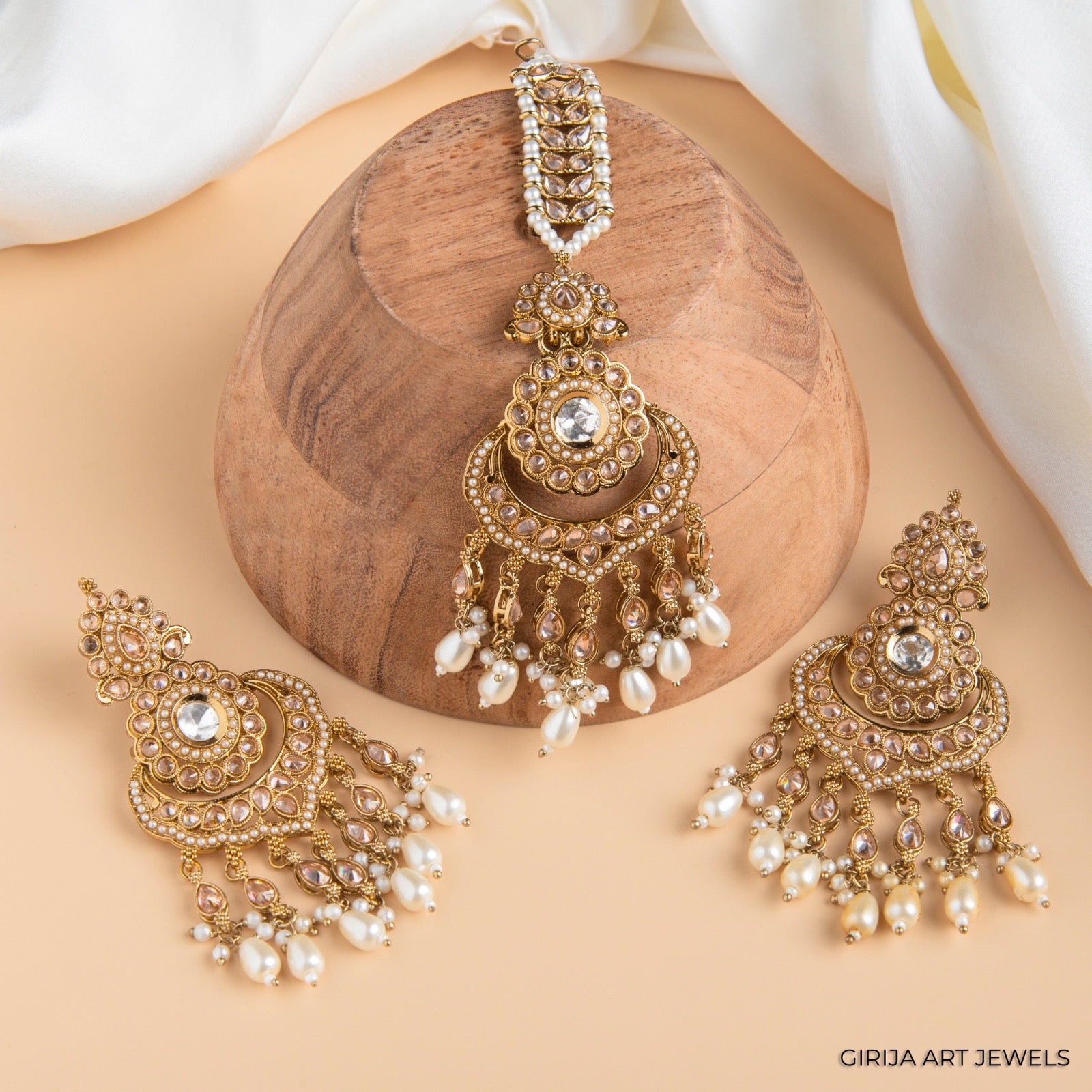 Sunheri Teeka Set